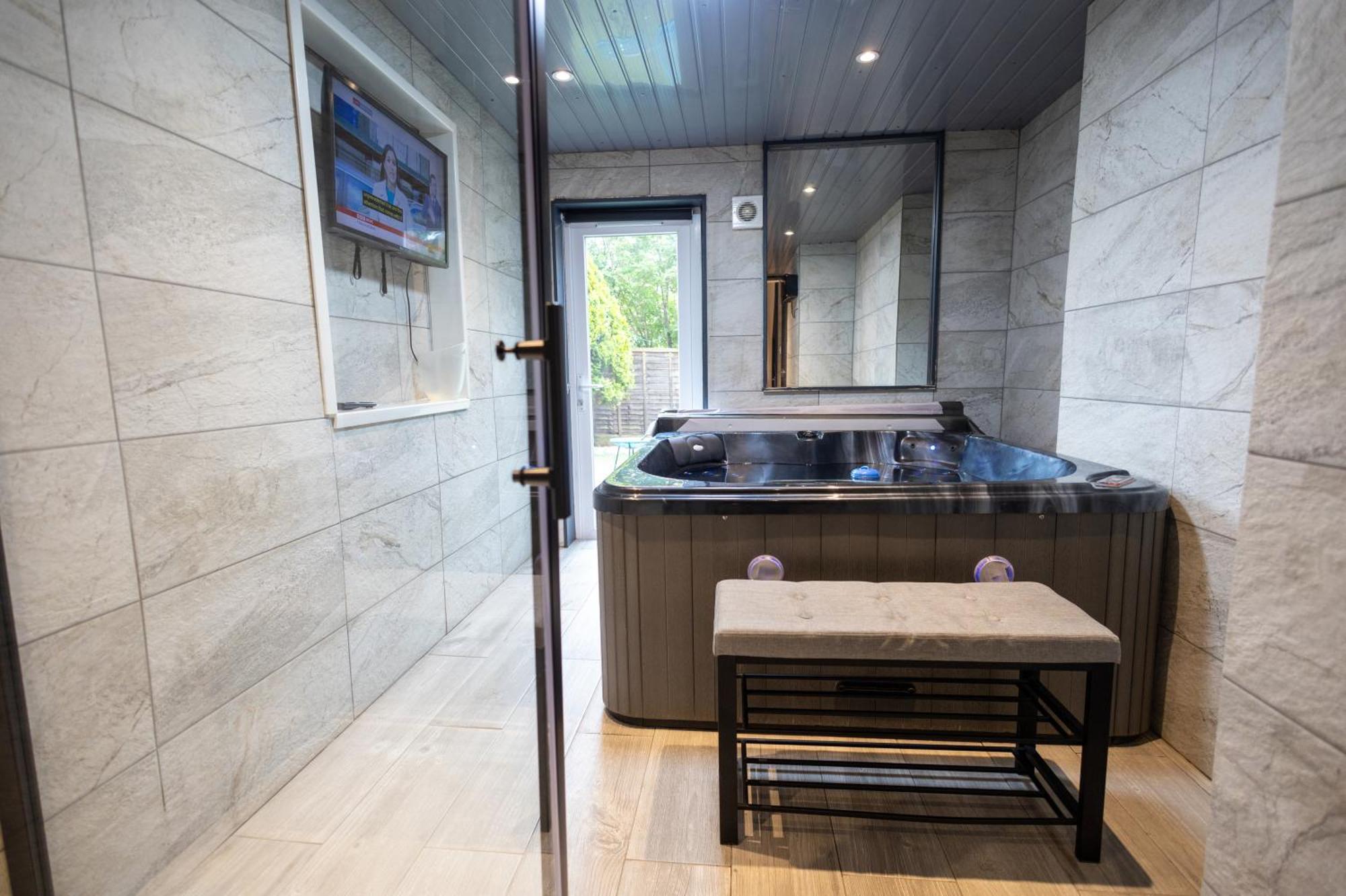 London, Jacuzzi 1 Bedroom Apartment לונדון מראה חיצוני תמונה